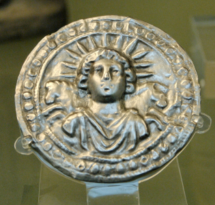 Disque dédié à Sol Invictus portant la couronne radiée